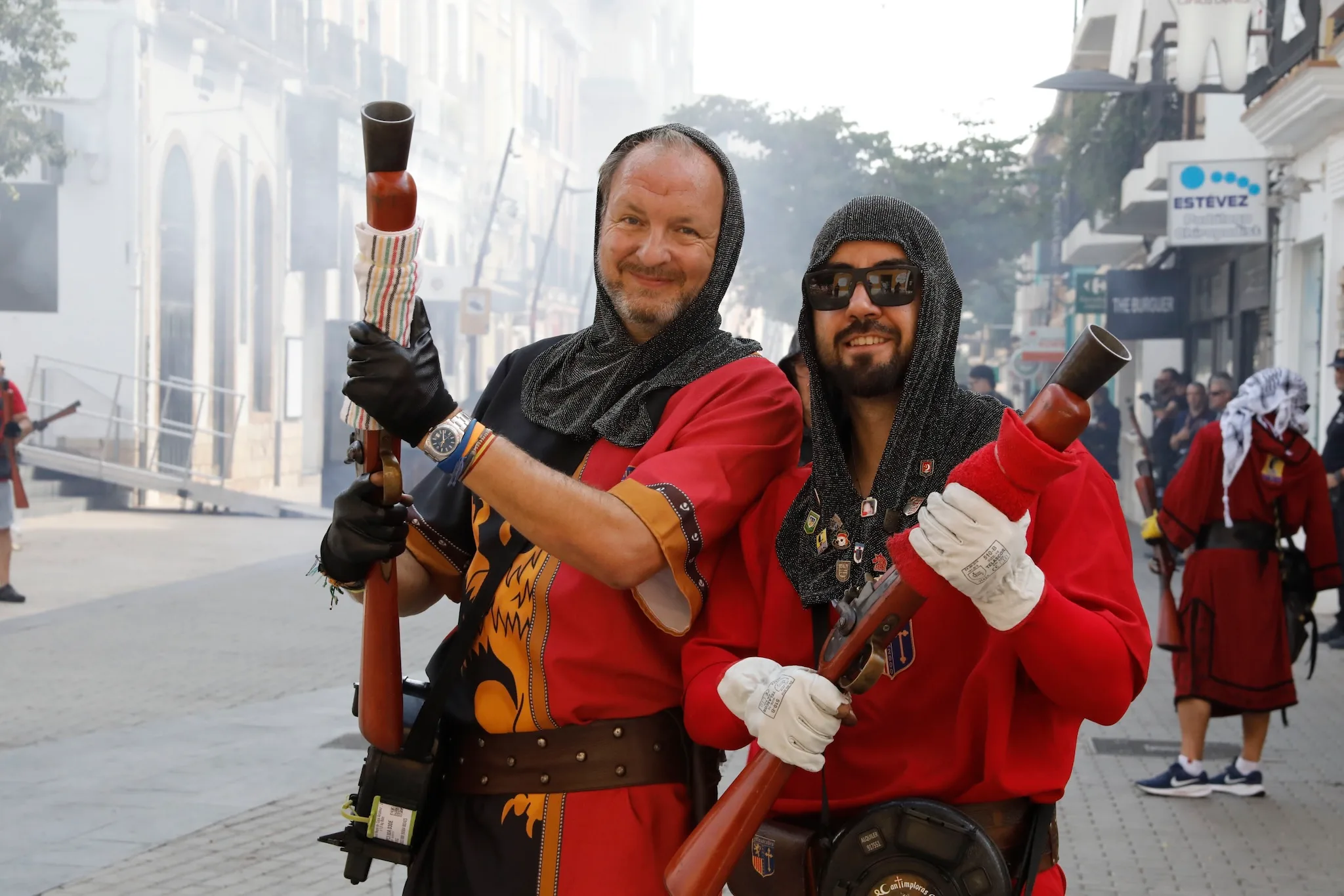 Arcabuceros de la filà Mozárabes durante la batalla de arcabucería