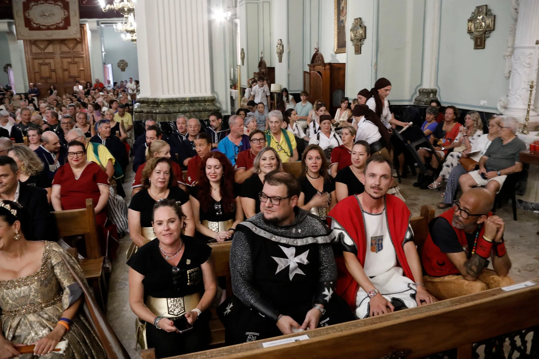 Participantes de Moros y Cristianos reunidos durante los actos de la jornada