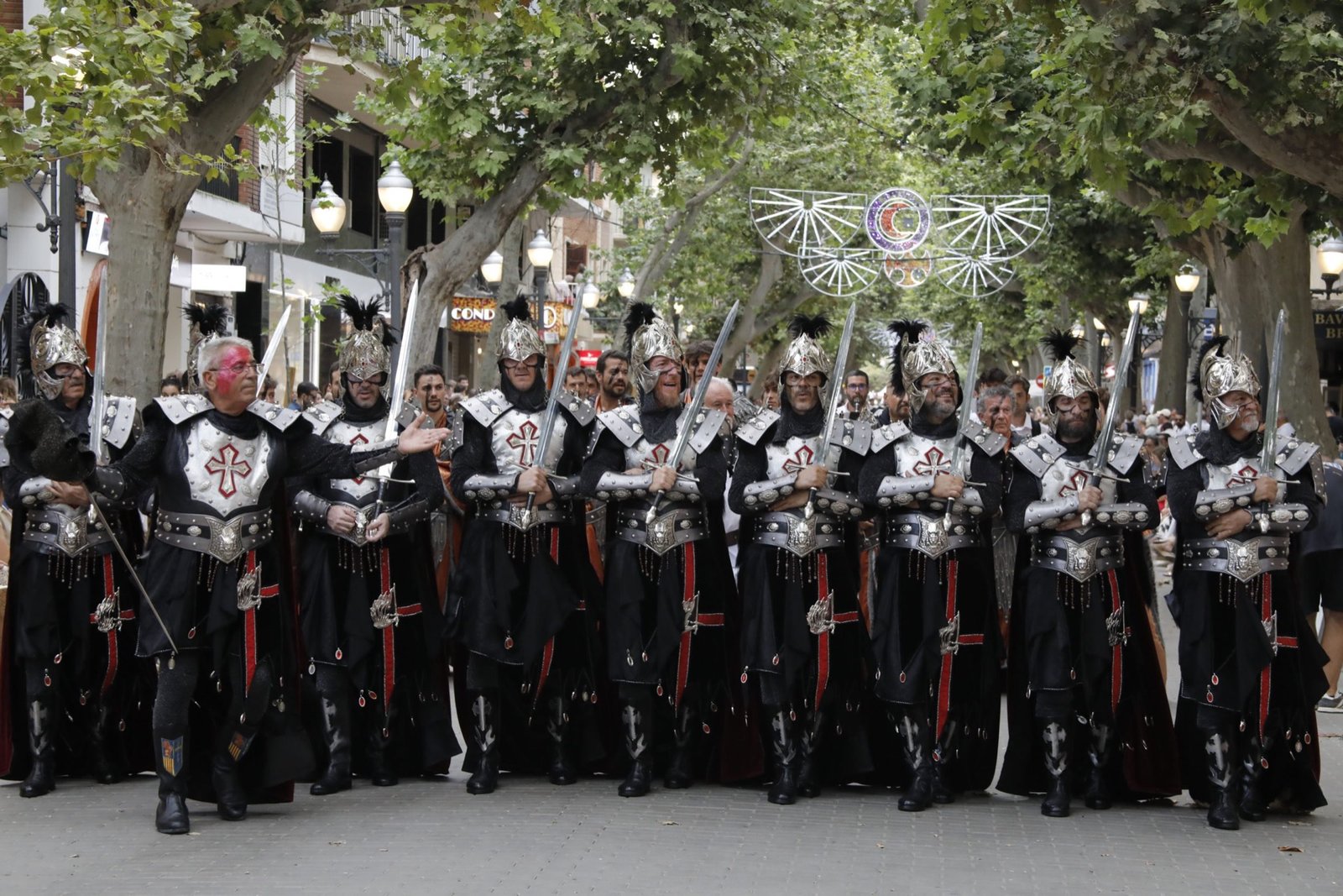 Escuadra cristiana avanzando durante el desfile oficial de Dénia