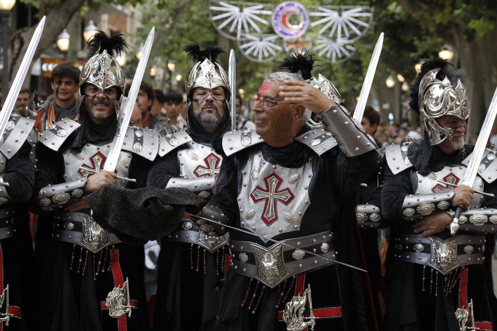 Detalle de los participantes del desfile oficial con armaduras y espadas