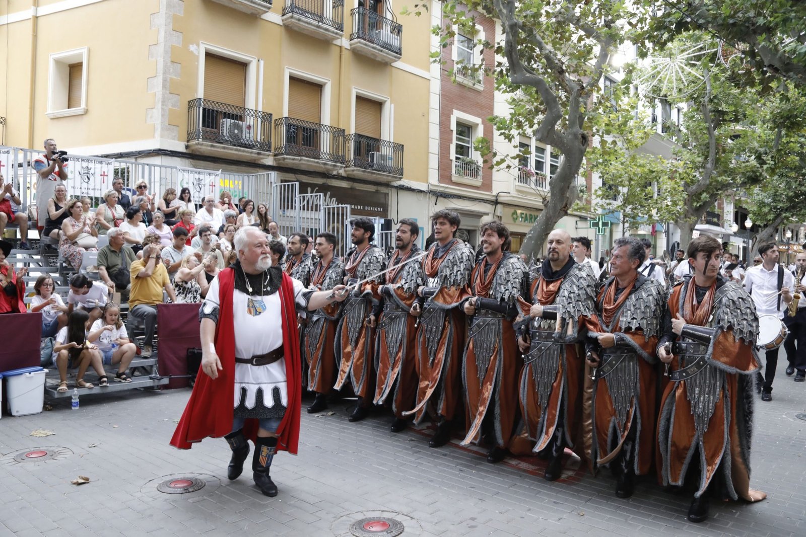 Formación festera durante el desfile oficial de Moros y Cristianos