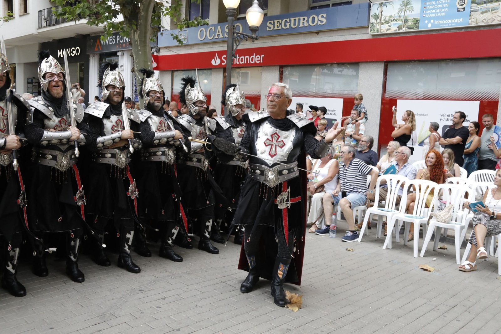 Escuadra cristiana frente al público durante el desfile oficial