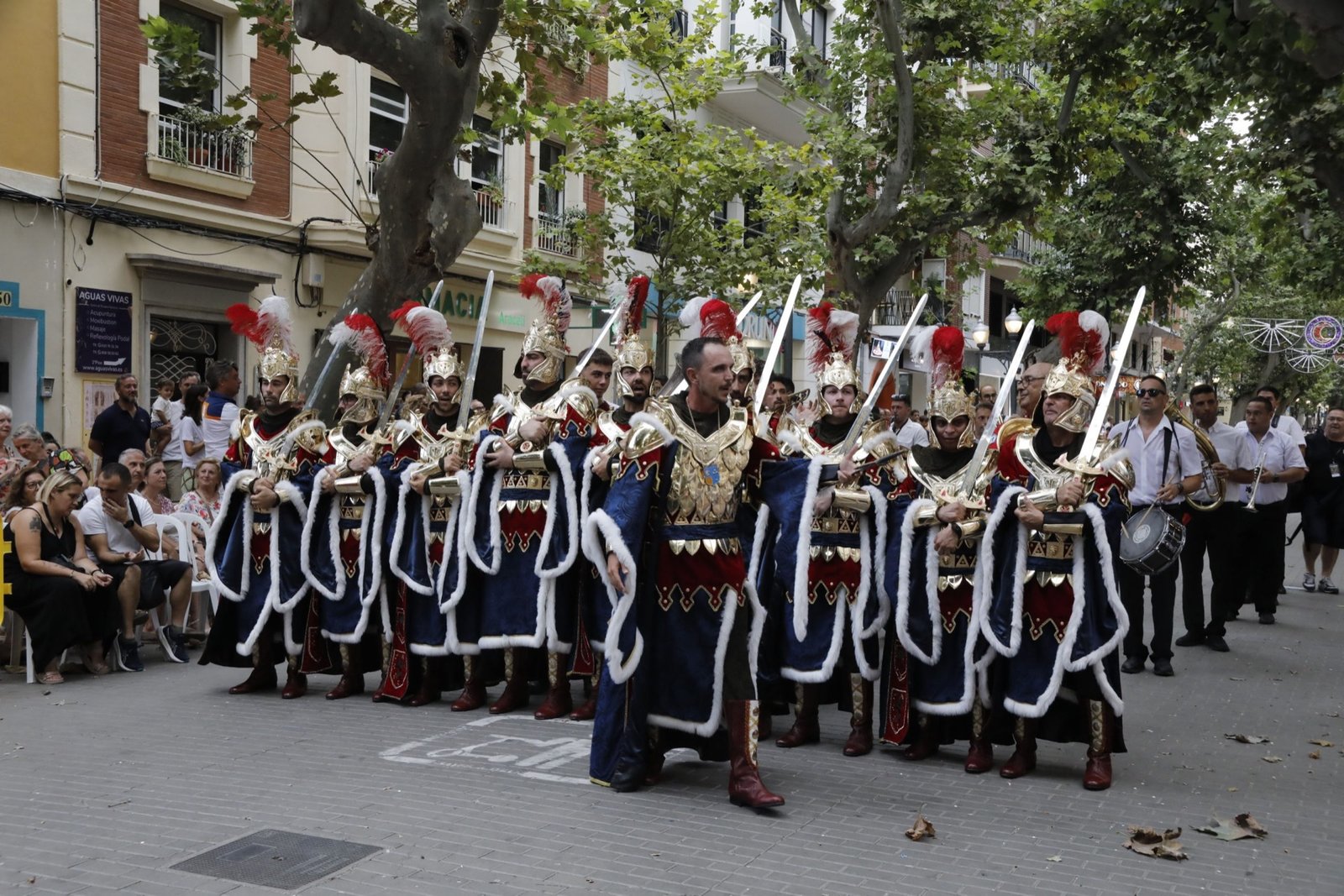 Escuadra con cascos dorados y penachos durante el desfile oficial
