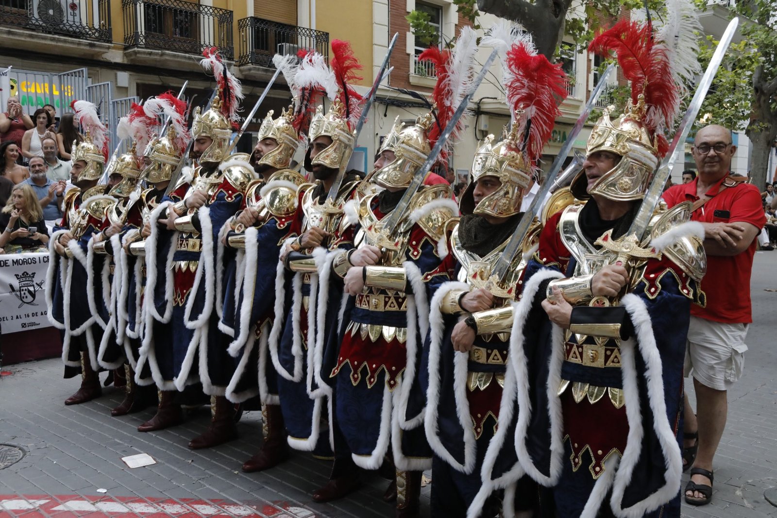 Formación con armaduras doradas durante el desfile oficial