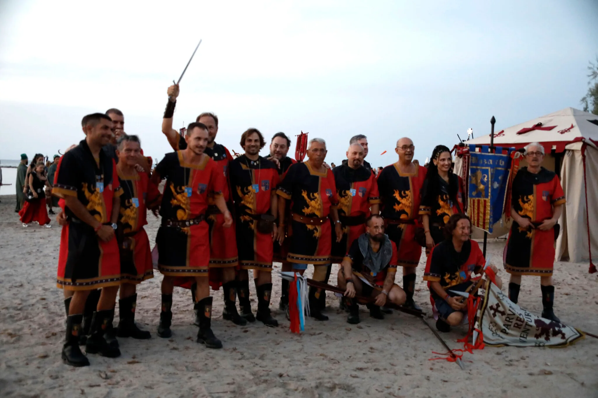 Miembros de la filà Mozárabes reunidos durante el desembarco de Dénia